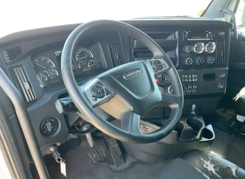 2023 Freightliner Cascadia photo 16